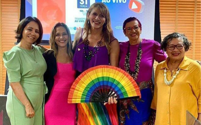 Emília vota junto com Elber Batalha (PSB-Partido Socialista Brasileiro) em prol da causa LGBTQIA+