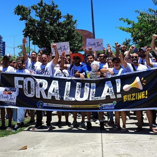 Movimentos realizam adesivaço”Fora Lula”em Aracaju.