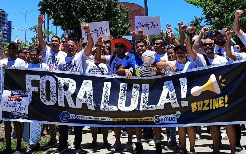 Movimentos realizam adesivaço”Fora Lula”em Aracaju.