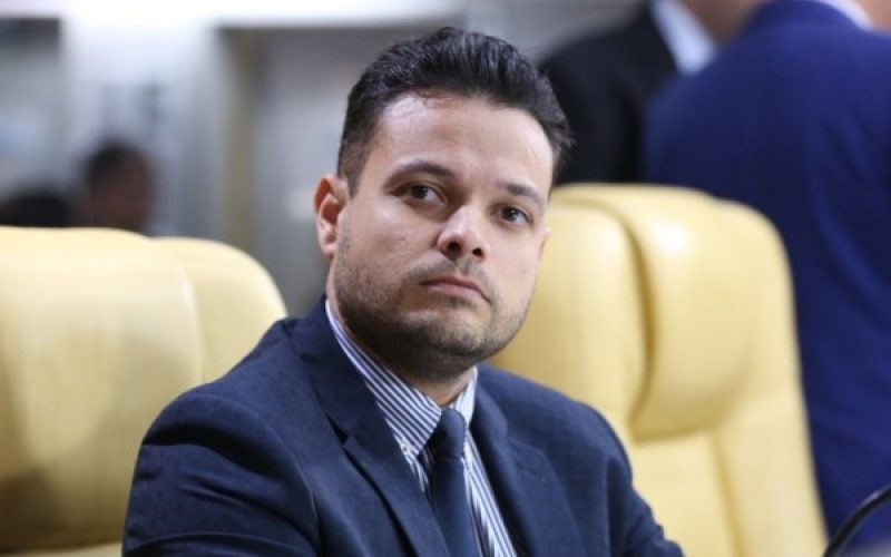 Anderson de Tuca(PDT), que sempre votou com Edvaldo contra Aracaju, agora pula fora e quer surfar em Yandra