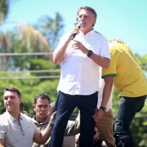 ‘Pela primeira vez, o Brasil tem um presidente sem povo’, diz Bolsonaro em ato em Niterói