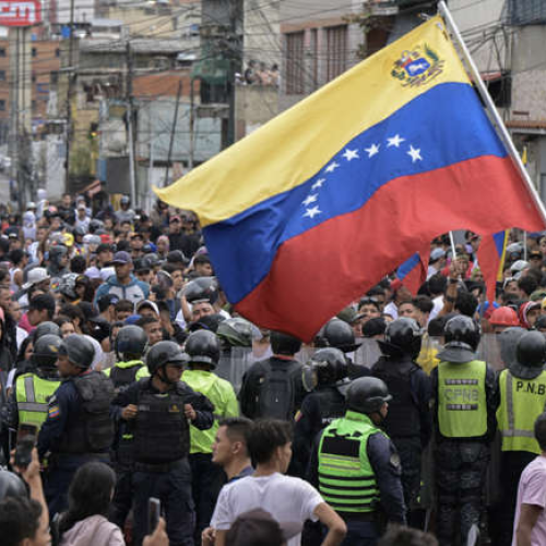 Venezuelanos protestam contra fraude eleitoral: “Governo vai cair”
