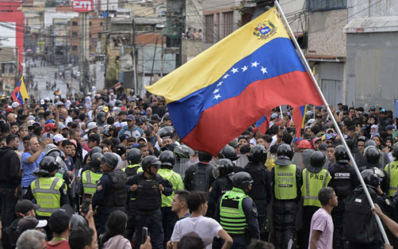 Venezuelanos protestam contra fraude eleitoral: “Governo vai cair”