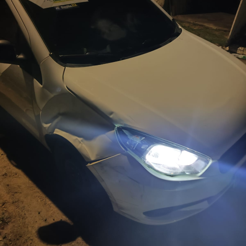 Em tentativa de agressão, petistas cercam carro de campanha de candidato bolsonarista em Aracaju e causam danos materiais ao veículo.