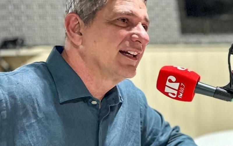 “Luiz Roberto foi demitido da Petrobras por justa causa, por suspeita de corrupção”, denuncia Rogério Carvalho